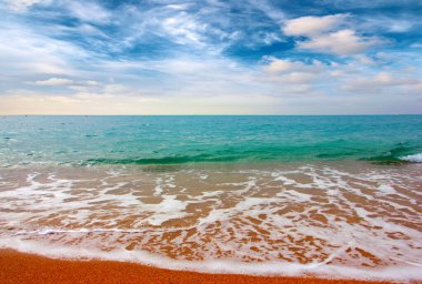 Güzel kumlu deniz plajı ve güneşli gökyüzü düşünmek için ideal bir yer.