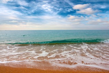 Güzel kumlu deniz plajı ve güneşli gökyüzü düşünmek için ideal bir yer.