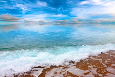 Güzel kumlu deniz plajı ve güneşli gökyüzü düşünmek için ideal bir yer.