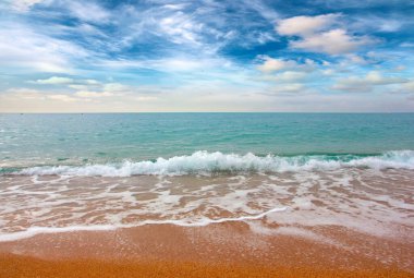 Güzel kumlu deniz plajı ve güneşli gökyüzü düşünmek için ideal bir yer.