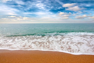 Güzel kumlu deniz plajı ve güneşli gökyüzü düşünmek için ideal bir yer.