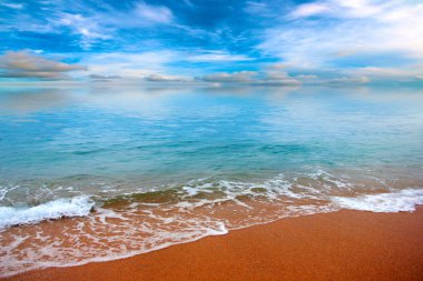 Güzel kumlu deniz plajı ve güneşli gökyüzü düşünmek için ideal bir yer.