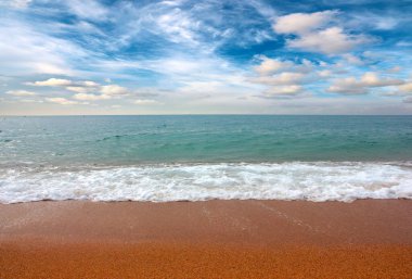 Güzel kumlu deniz plajı ve güneşli gökyüzü düşünmek için ideal bir yer.