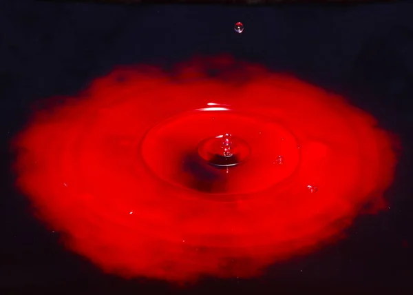 Una Gota Líquido Rojo Sangre Cae Sobre Superficie Del Agua — Foto de Stock