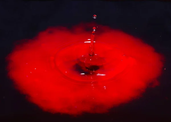 Egy Csepp Vérvörös Folyadék Esik Víz Felszínén — Stock Fotó