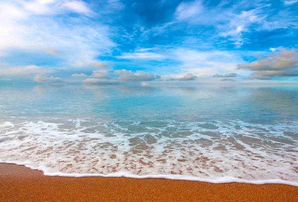 Όμορφη Αμμώδη Παραλία Και Ηλιόλουστο Ουρανό Ιδανικό Μέρος Για Προβληματισμό — Φωτογραφία Αρχείου