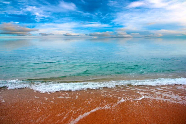 Krásná Písečná Mořská Pláž Slunečná Obloha Jako Ideální Místo Pro — Stock fotografie