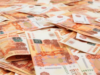 Ülkenin ticaret ekonomisinin bir unsuru olarak Rus rublesi beş bininci kağıt yığını.