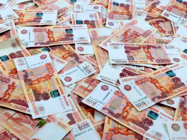 Ülkenin ticaret ekonomisinin bir unsuru olarak Rus rublesi beş bininci kağıt yığını.