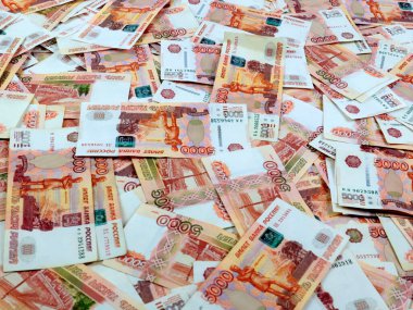 Ülkenin ticaret ekonomisinin bir unsuru olarak Rus rublesi beş bininci kağıt yığını.