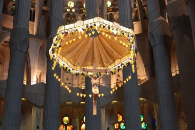 Sagrada Familia 'nın iç dekorasyonunun unsurları İspanya' nın Barcelona şehrinin yerleşim bölgesinde.
