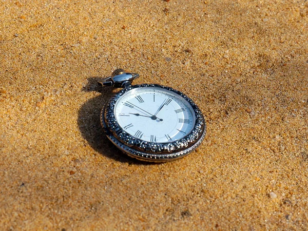 Relógio Bolso Antigo Uma Caixa Metal Precioso Está Areia Como — Fotografia de Stock