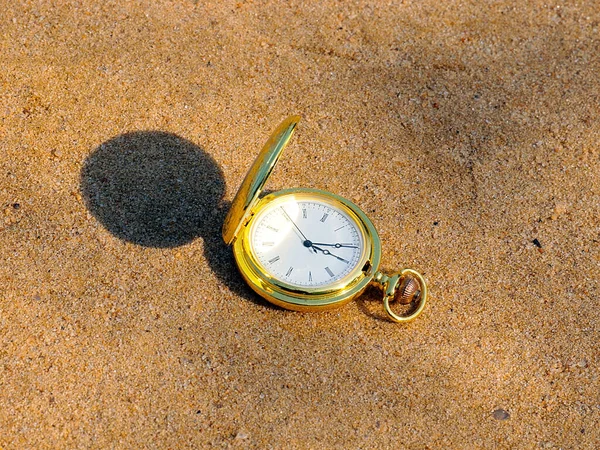 Een Antiek Zakhorloge Een Edelmetalen Kast Ligt Het Zand Als — Stockfoto