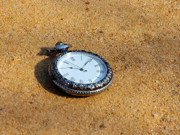 Антикварний Кишеньковий Годинник Корпусі Дорогоцінного Металу Лежить Піску Символ Часу — стокове фото
