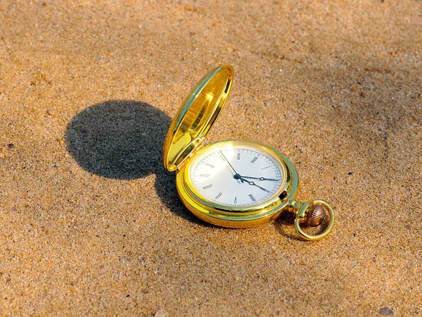 Een Antiek Zakhorloge Een Edelmetalen Kast Ligt Het Zand Als — Stockfoto