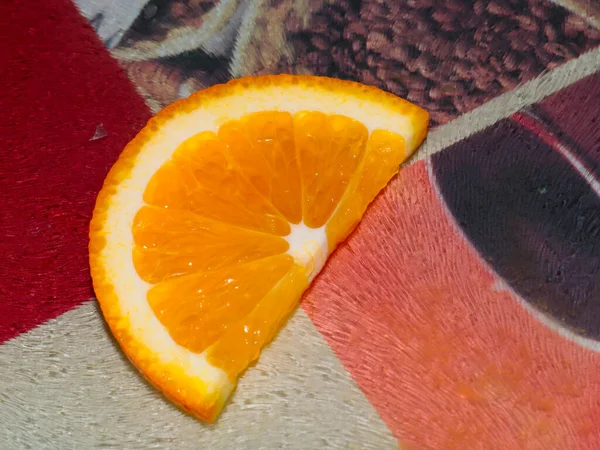 素晴らしい食事のために用意された熟したオレンジのスライス — ストック写真