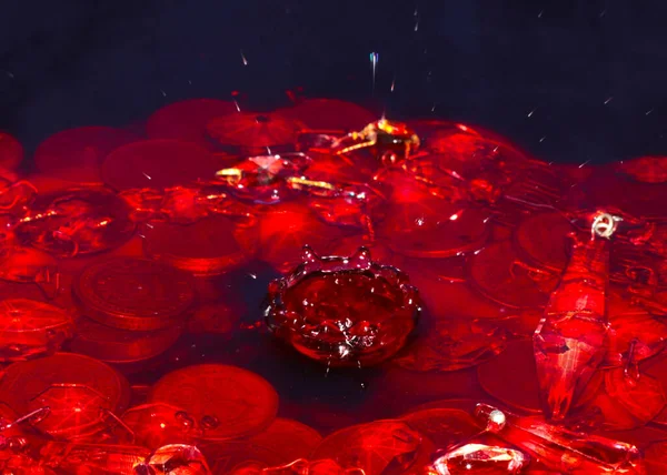 Una Gota Líquido Rojo Cae Sobre Superficie Del Agua Montón — Foto de Stock