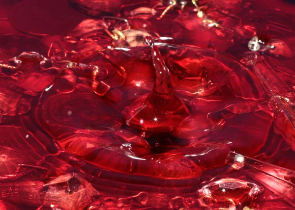 Une Goutte Liquide Rouge Tombe Surface Eau Tas Roubles Métalliques — Photo