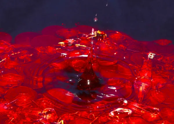 Uma Gota Líquido Vermelho Cai Superfície Água Monte Rublos Metálicos — Fotografia de Stock