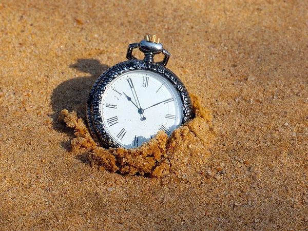 Vintage Zakhorloge Begraven Schoon Zand Als Symbool Van Het Verstrijken — Stockfoto