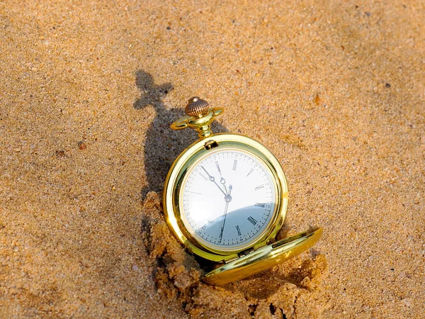 Relógio Bolso Vintage Enterrado Areia Limpa Como Símbolo Passagem Tempo — Fotografia de Stock