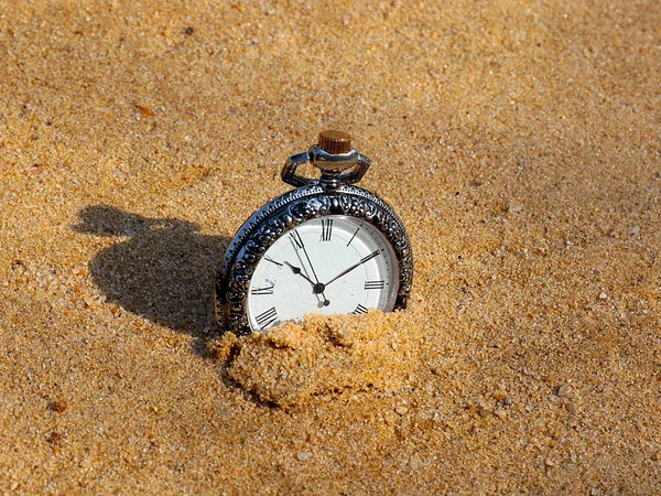 Zamanın Akışının Sembolü Olarak Temiz Kumda Gömülü Eski Bir Cep — Stok fotoğraf