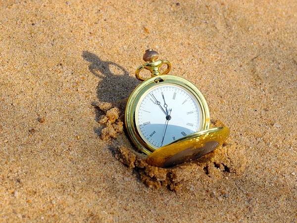 Reloj Bolsillo Vintage Enterrado Arena Limpia Como Símbolo Del Paso —  Fotos de Stock