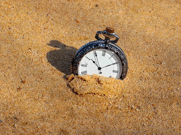 Orologio Tasca Vintage Sepolto Nella Sabbia Pulita Come Simbolo Del — Foto Stock