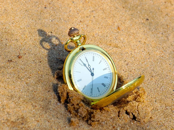 Retro Kapesní Hodinky Pohřbené Čistém Písku Jako Symbol Plynutí Času — Stock fotografie