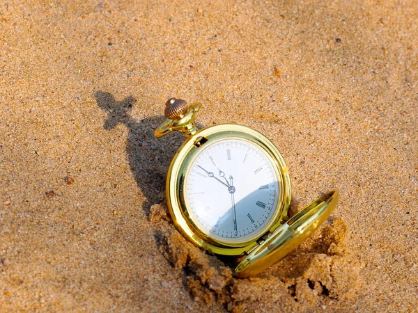 Reloj Bolsillo Vintage Enterrado Arena Limpia Como Símbolo Del Paso — Foto de Stock