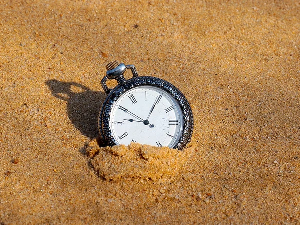 時間の経過の象徴としてきれいな砂に埋められたヴィンテージポケットウォッチ — ストック写真