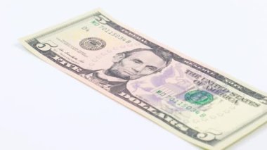 Kağıt para yığını üzerine düşen Amerikan doları.