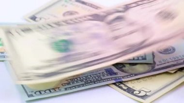 Kağıt para yığını üzerine düşen Amerikan doları.