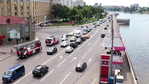 Przemieszczanie Się Transportu Drogowego Wzdłuż Wału Miasta Moskwa Rosja — Wideo stockowe