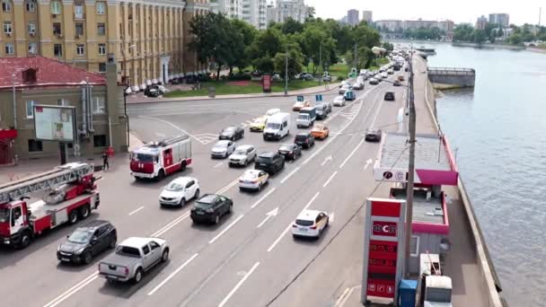 モスクワ市内の堤防沿いの道路輸送の動きは — ストック動画