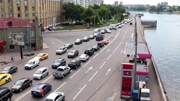 Movimento Del Trasporto Stradale Lungo Argine Della Città Mosca Russia — Video Stock