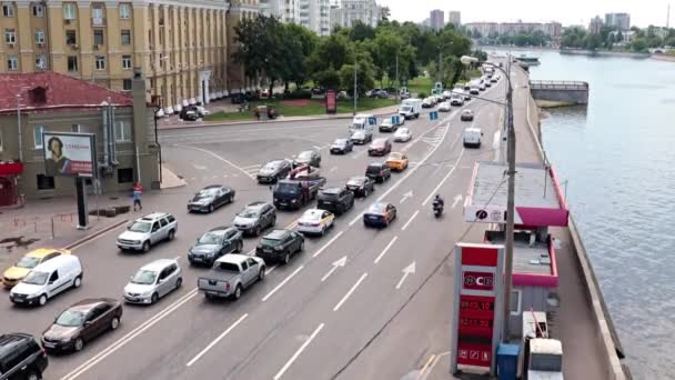 Movimento Del Trasporto Stradale Lungo Argine Della Città Mosca Russia — Video Stock