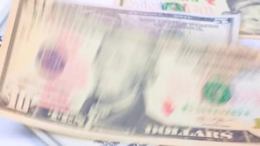 Kağıt para yığını üzerine düşen Amerikan doları.