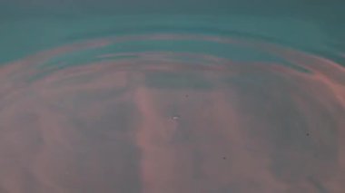 Sıvının üzerine bir damla temiz su damlatın.