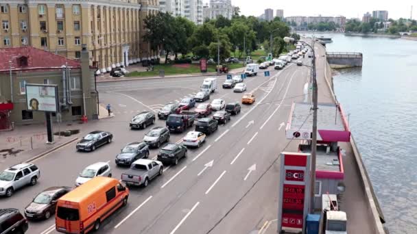 Movimento Del Trasporto Stradale Lungo Argine Della Città Mosca Russia — Video Stock