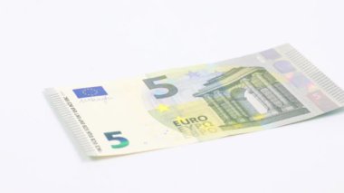 Avro banknotları yığınla paranın üstüne düşüyor