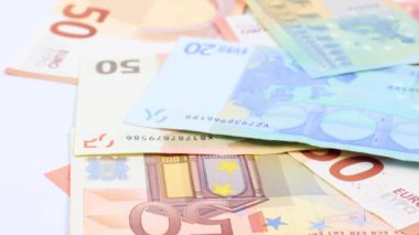 Avro banknotları yığınla paranın üstüne düşüyor