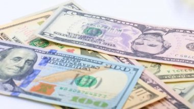 Kağıt para yığını üzerine düşen Amerikan doları.