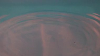 Sıvının üzerine bir damla temiz su damlatın.