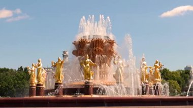 Moskova Rusya parkındaki Druzhba Narodov çeşmesinde temiz su püskürtüleri