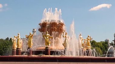 Moskova Rusya parkındaki Druzhba Narodov çeşmesinde temiz su püskürtüleri