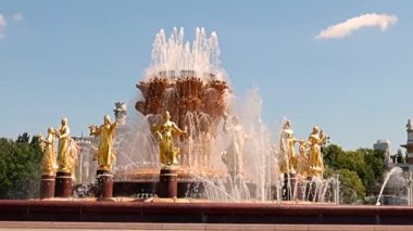 Moskova Rusya parkındaki Druzhba Narodov çeşmesinde temiz su püskürtüleri