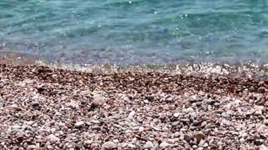 Güzel deniz dalgaları ve kumlu çakıl taşı plajı