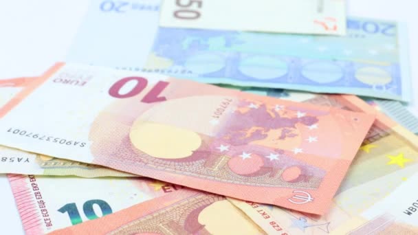 お金の山に落ちるユーロ紙幣 — ストック動画