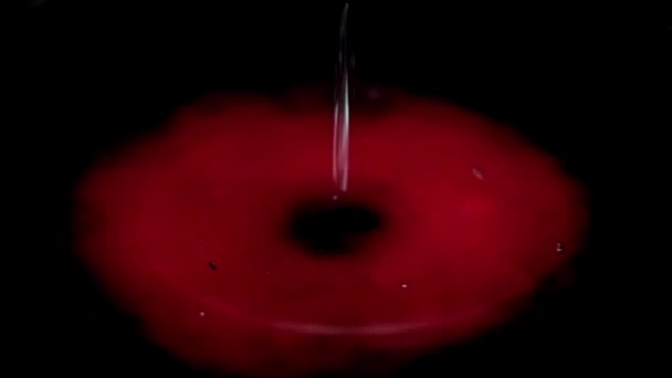 Капля Красной Жидкости Поверхности Воды — стоковое видео